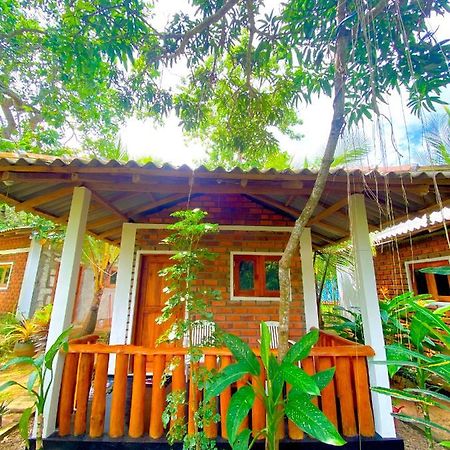 Isuru Cabanas And Restaurant Tangalle Exterior photo