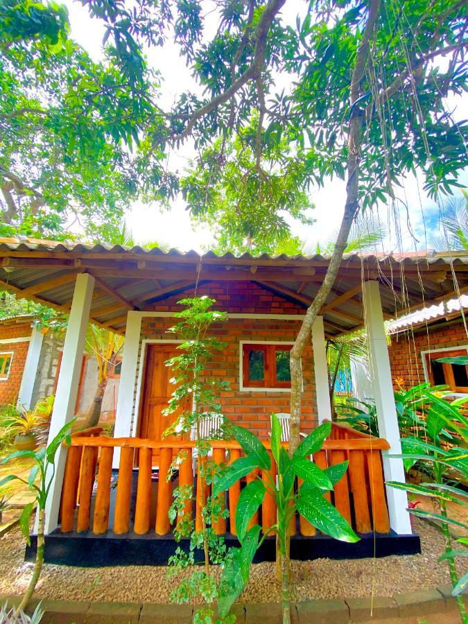 Isuru Cabanas And Restaurant Tangalle Exterior photo